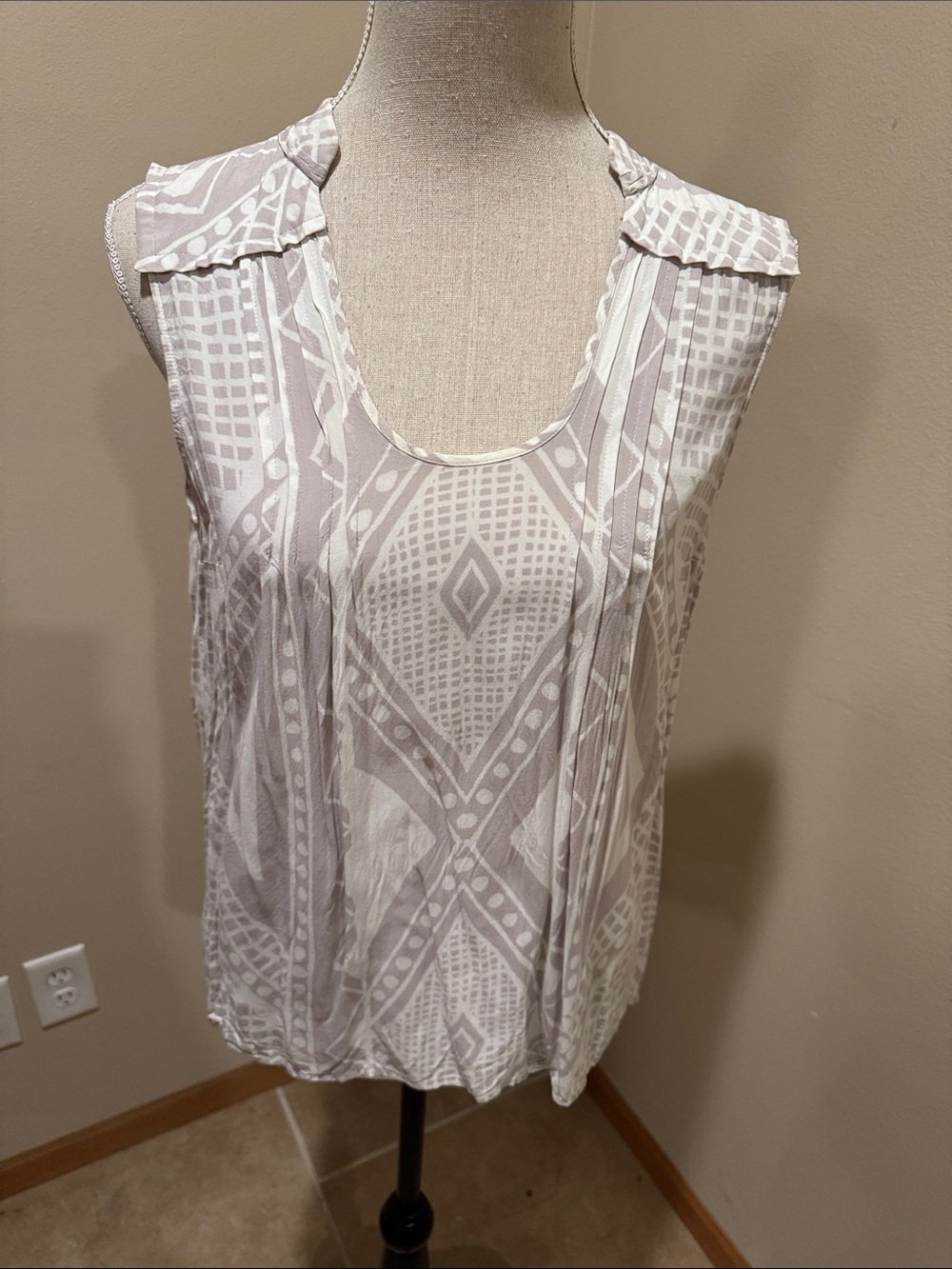 Plenty by Tracy Reese Gray and White Sleeveless Geometric Tank
